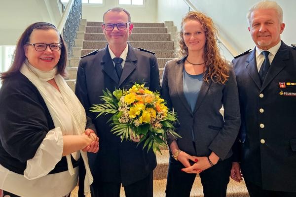 Bürfermeisterin Renate Schmetz gratuliert Jochen Reuschle zur Wahl