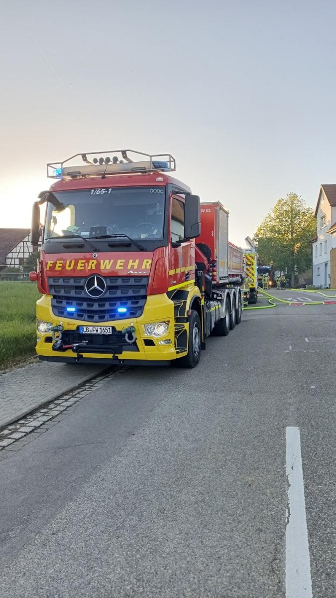 Fahrzeug bei Großbrand