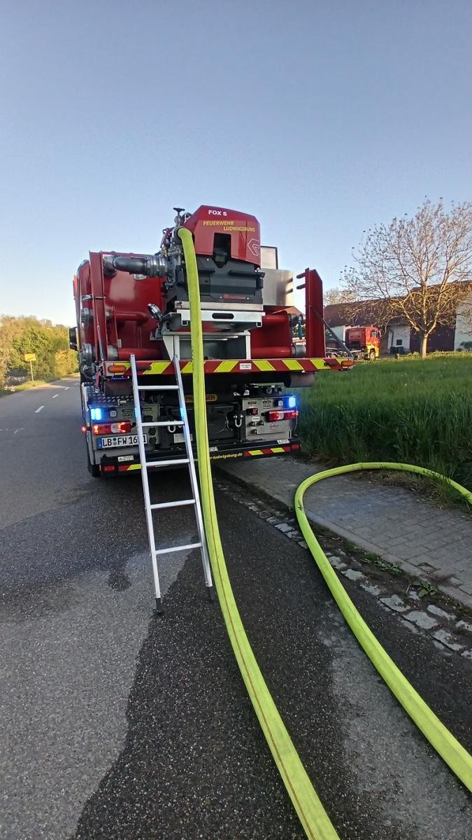 Fahrzeug bei Großbrand