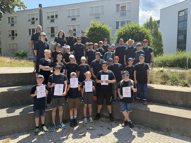 Gruppenbild mit Urkunde