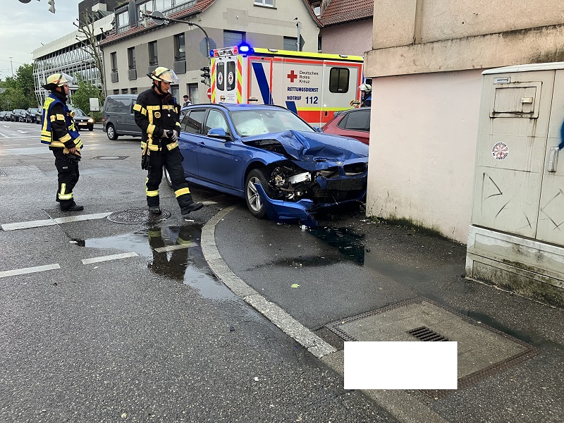 Fahrzeuge gegen Hauswand