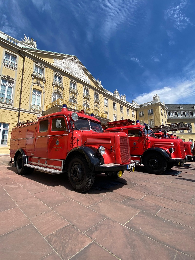 zwei alte Feuerwehrfahrzeuge beim Landesoldtimertreffen in Karlsruhe 