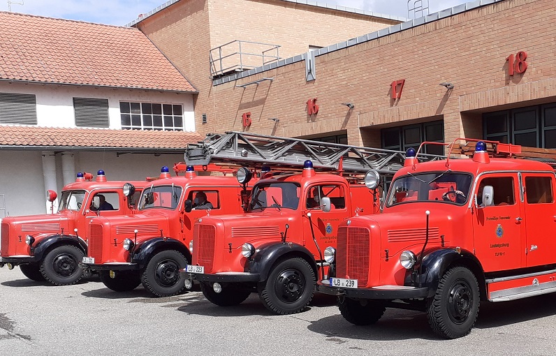 Alte Feuerwehrfahrzeuge stehen nebeneinander im Innenhof der Feuerwehr Ludwigsburg