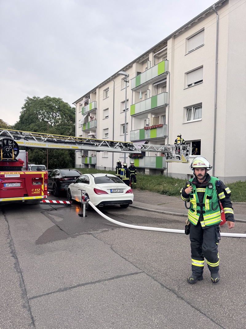Einsatzkräfte arbeiten über eine Drehleiter 