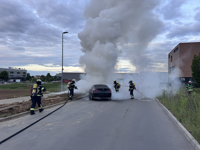 Feuerwehr löscht Fahrzeug