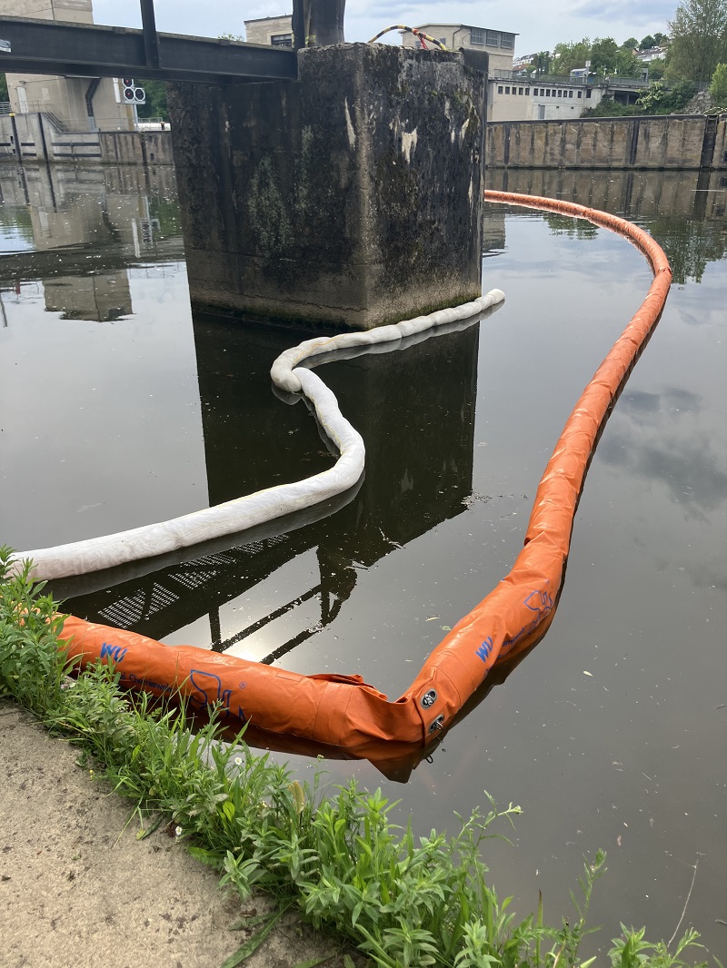 Ölsperre im Einsatz