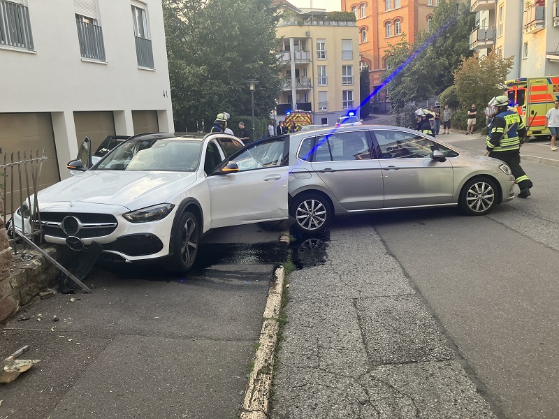 PKW schiebt zweiten PKW 20 Meter