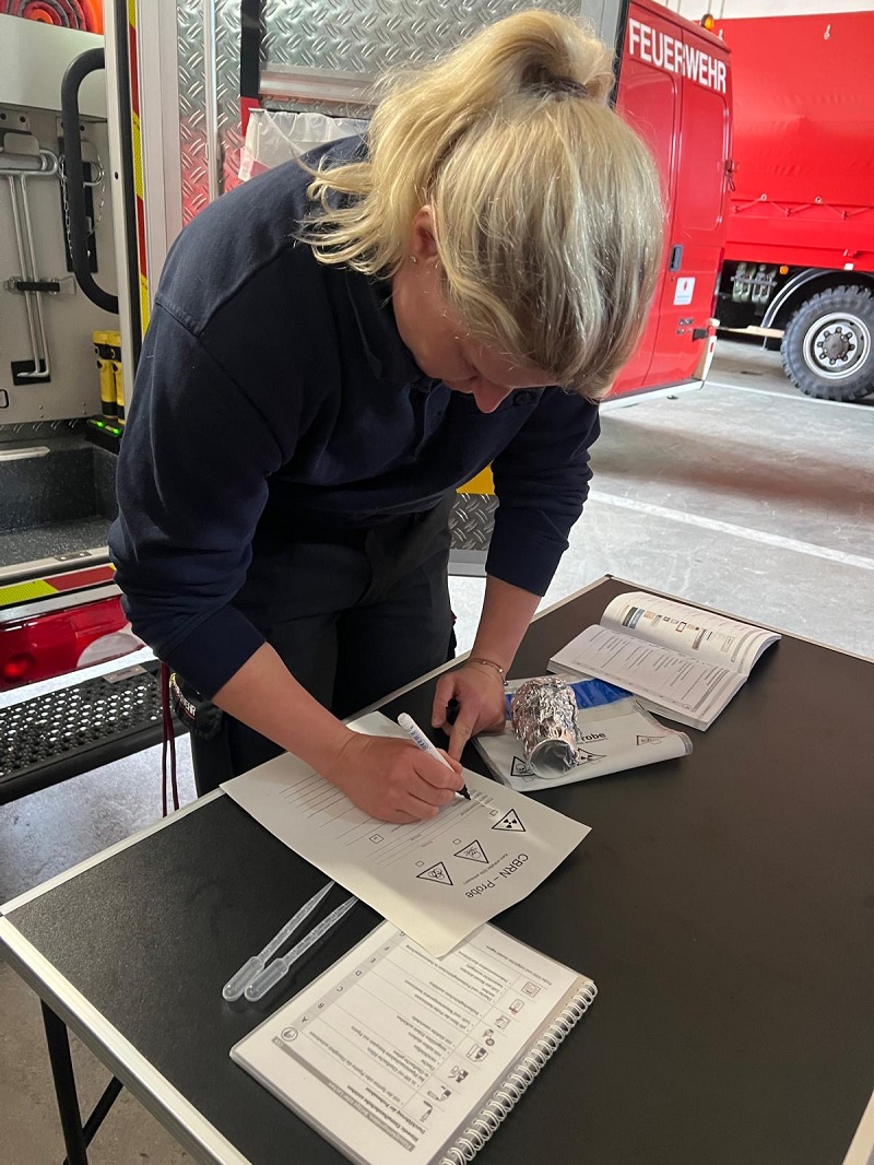Frau trägt Messwerte ein