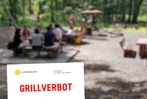 Grillverbote in der Stadt Bild eines Grillplatzes im Hintergrund, im Vordergrund ein Schild der Stadt Ludwigsburg mit der Aufschrift Grillverbot