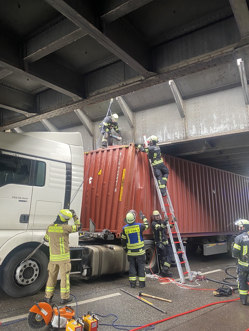 Einsatzkräfte am Arbeiten