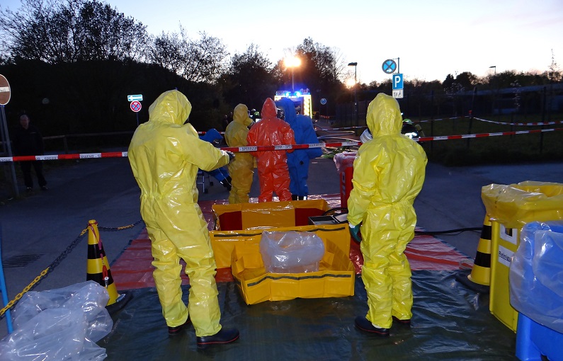 Fachgruppe ABC Gefahrenabwehr im Einsatz in Schutzanzügen