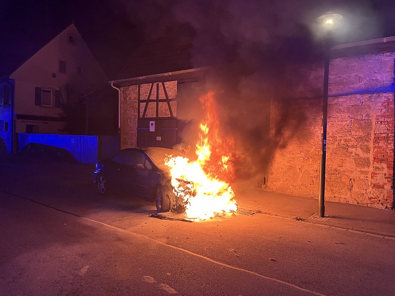 Fahrzeugbrand droht auf Scheune überzugreifen