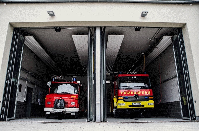 Außenansicht Fahrzeuggarage der Feuerwehr Ludwigsburg, Abteilung Neckarweihingen