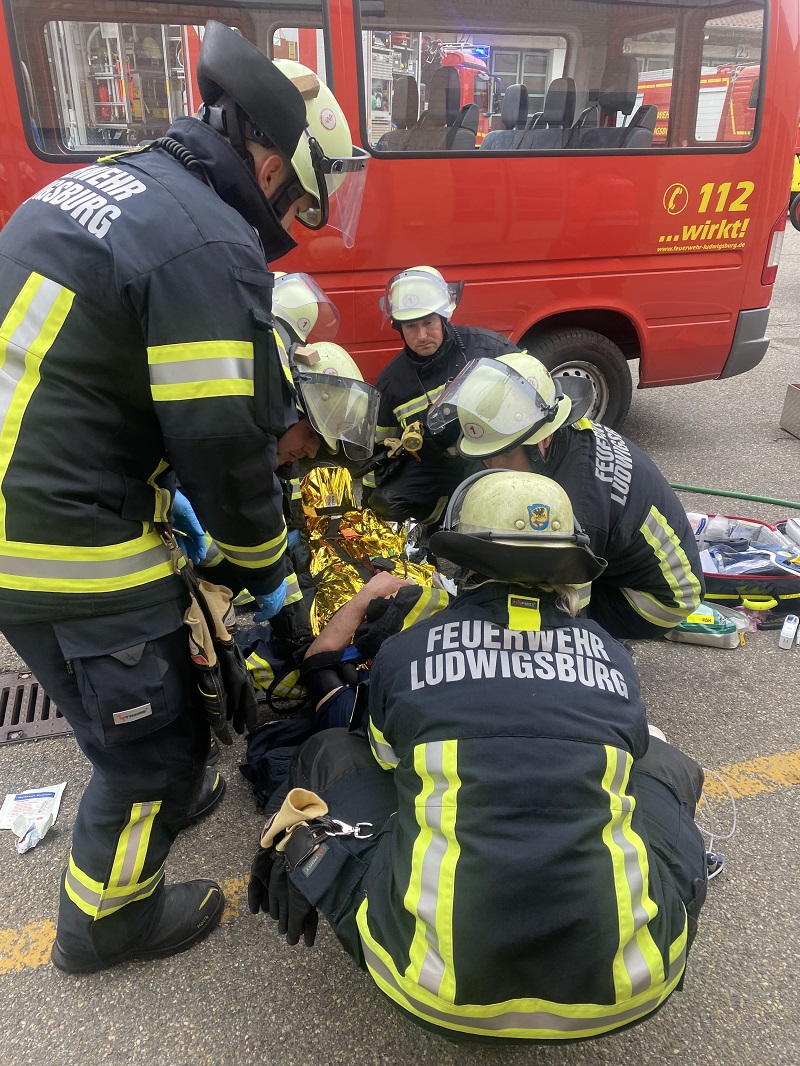 Einsatzkräfte üben Erste-Hilfe