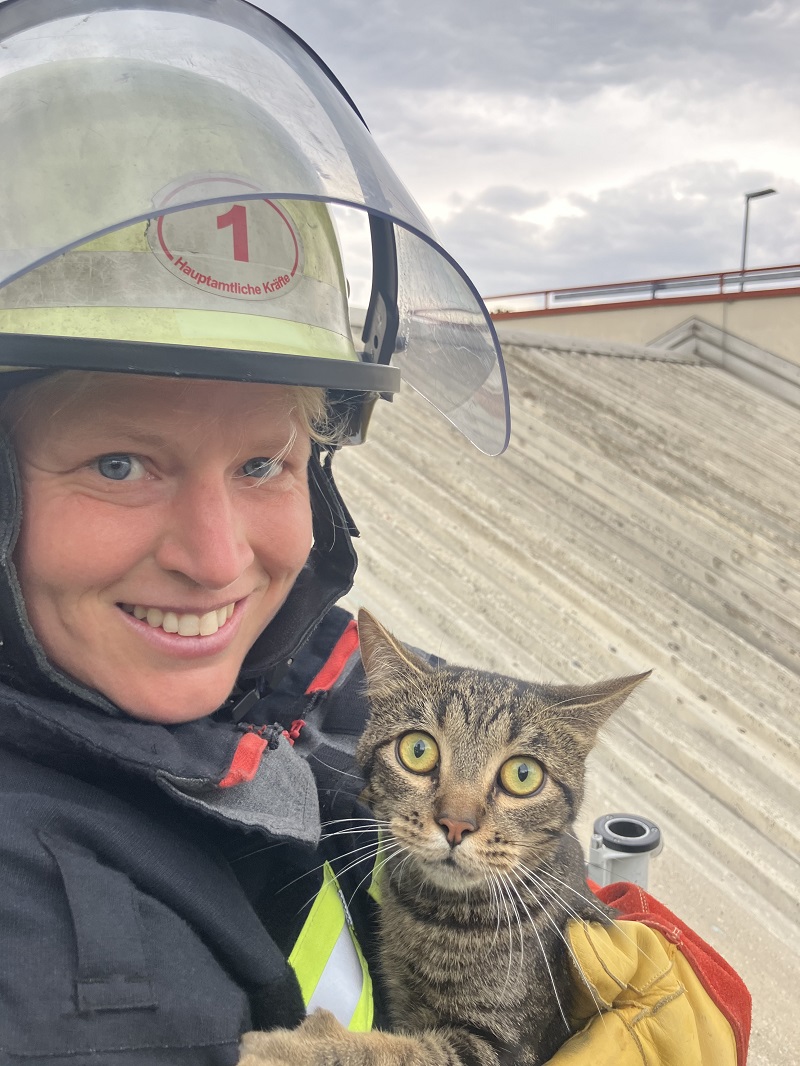 Katze und Feuerwehrfrau 